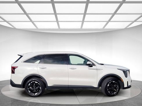 Used 2024 Kia Sorento S image 3
