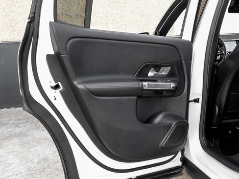 Used 2021 Mercedes-Benz GLB 250 4MATIC w/ Premium Package image 46