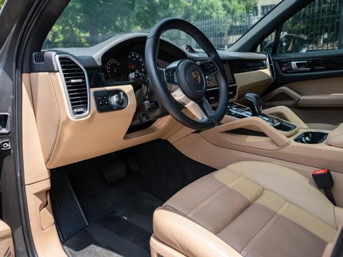 Used 2021 Porsche Cayenne AWD/4WD image 10