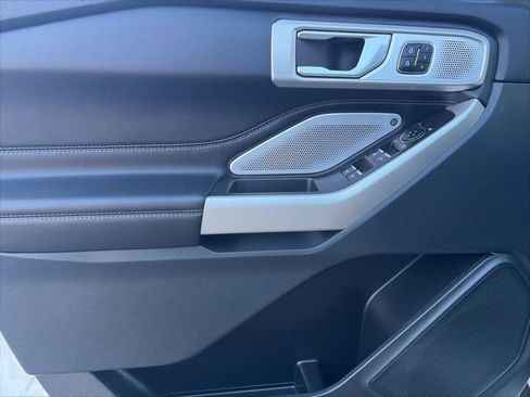 Used 2023 Ford Explorer Limited w/ Limited Technology Package image 16
