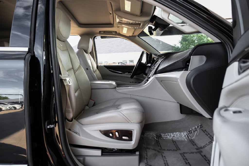 Used 2019 Cadillac Escalade ESV Luxury AWD/4WD image 38