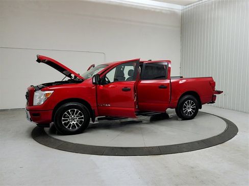 Used 2024 Nissan Titan SV w/ SV Convenience Package image 11