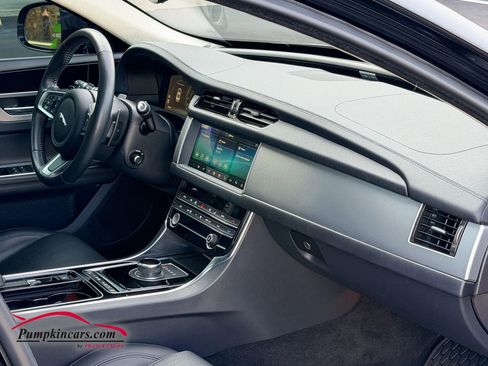 Used 2020 Jaguar XF Prestige image 22
