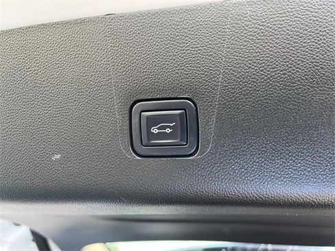 Used 2022 Chevrolet Traverse LT image 26