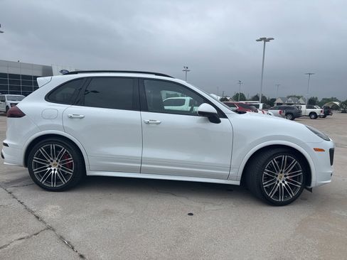 Used 2016 Porsche Cayenne Turbo AWD/4WD image 2
