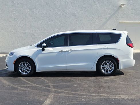 Used 2023 Chrysler Pacifica Touring-L FWD image 9