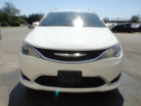 Used 2020 Chrysler Pacifica Touring-L FWD image 2