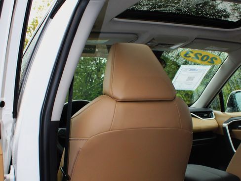 Used 2023 Toyota RAV4 XLE Premium image 18