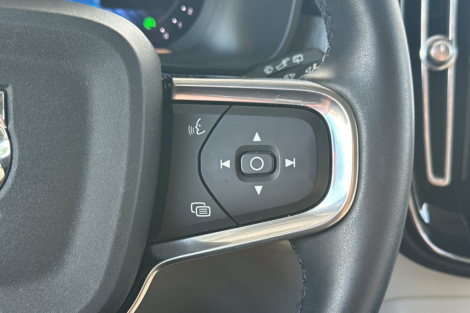 Certified 2025 Volvo XC40 B5 Plus AWD/4WD image 30