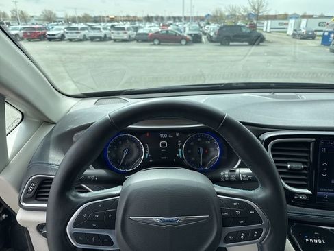 Used 2021 Chrysler Pacifica Touring-L image 12