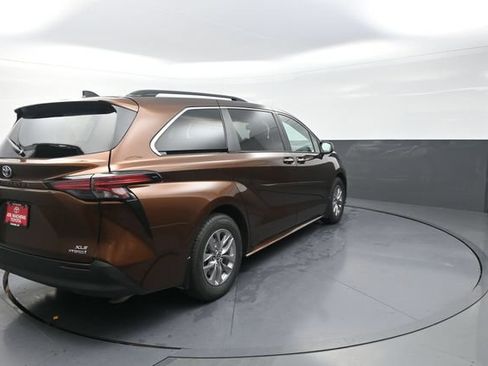 Certified 2022 Toyota Sienna XLE w/ XLE Plus Package AWD/4WD image 70