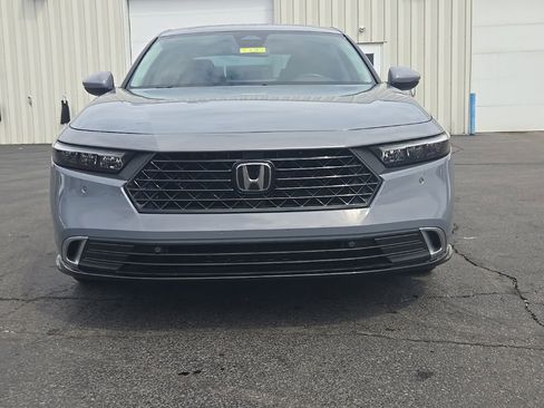 Used 2023 Honda Accord Touring image 2