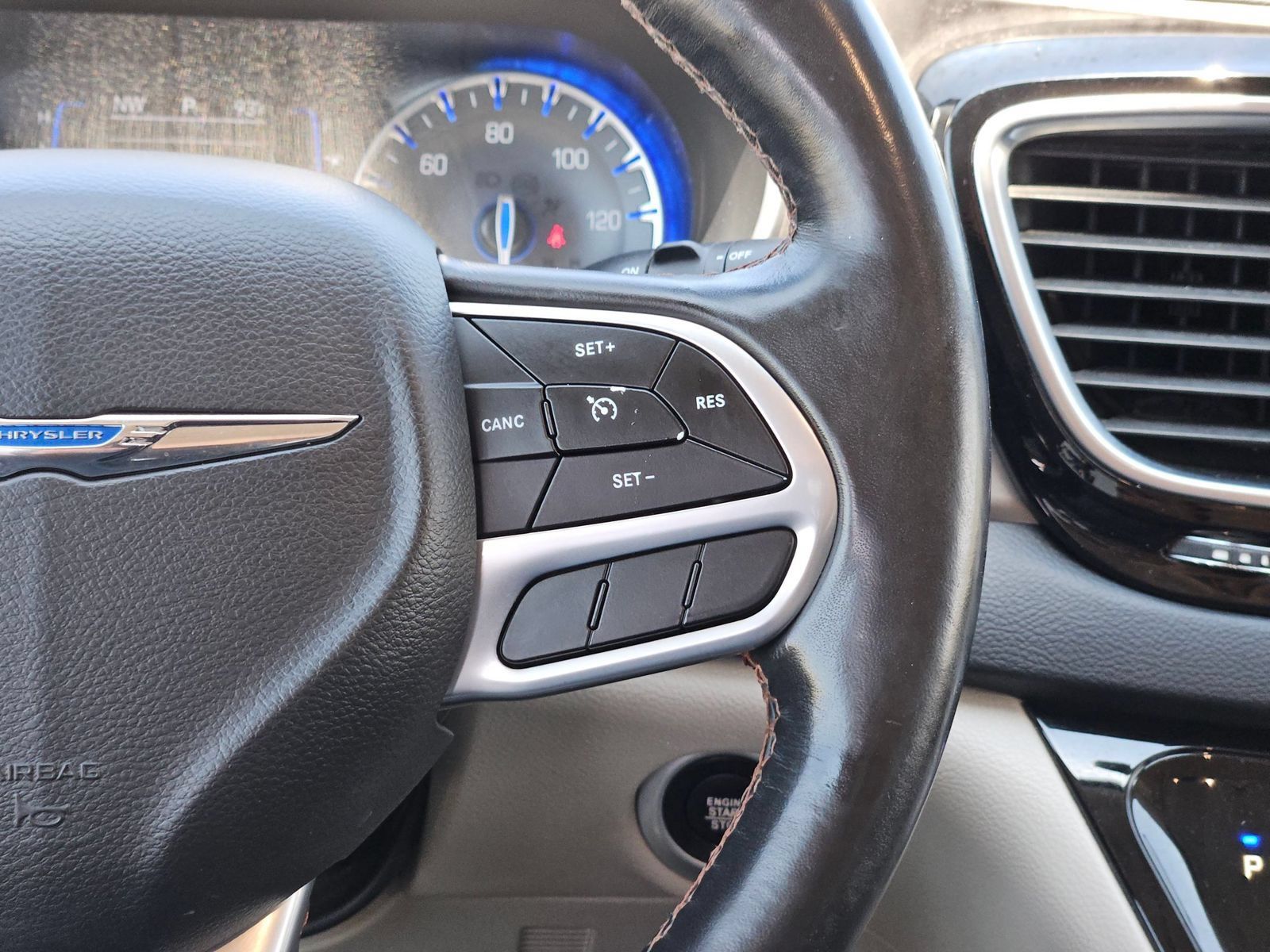 Used 2020 Chrysler Pacifica Touring-L FWD image 22
