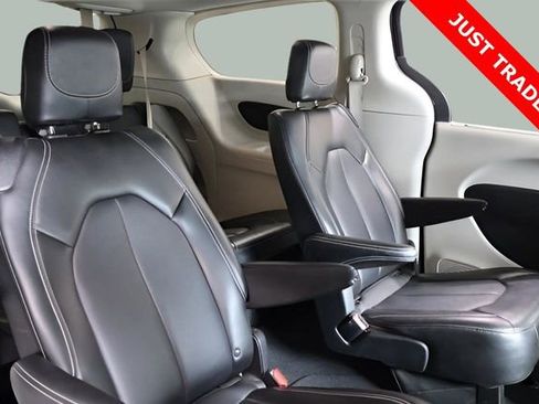 Used 2024 Chrysler Pacifica Touring-L image 22