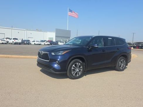 Used 2022 Toyota Highlander XLE AWD/4WD image 2
