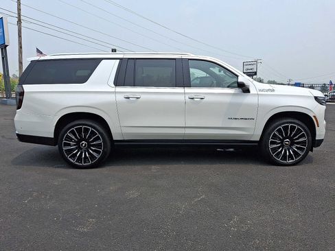 Used 2025 Chevrolet Suburban High Country AWD/4WD image 7