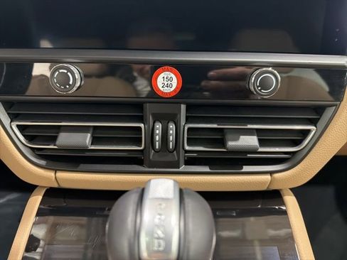 Used 2025 Porsche Macan image 36