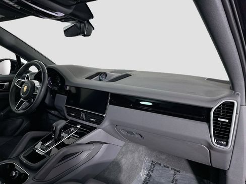 Used 2021 Porsche Cayenne Coupe image 32