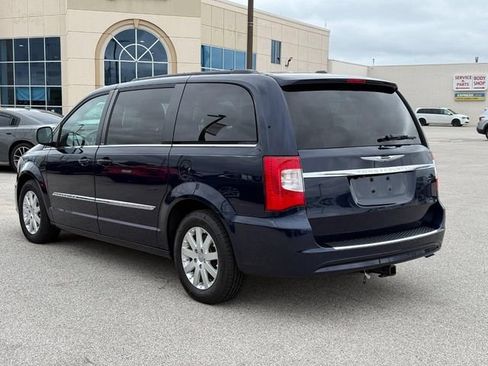 Used 2014 Chrysler Town & Country Touring FWD image 7