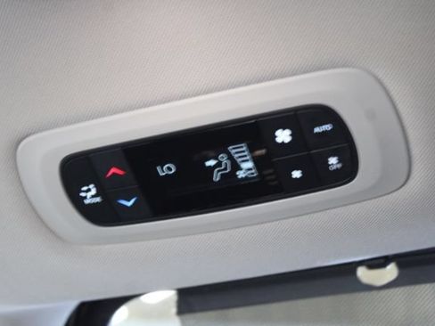 Used 2019 Chrysler Pacifica Touring-L FWD image 24