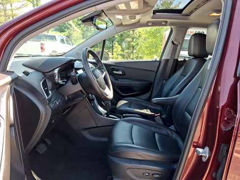 Used 2017 Chevrolet Trax Premier w/ Driver Confidence II Package AWD/4WD image 13