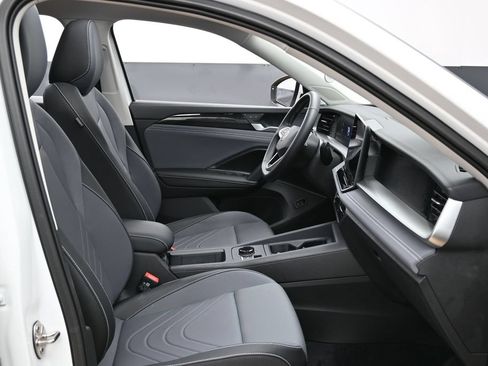 Used 2025 Volkswagen Tiguan SE w/ Panoramic Sunroof Package AWD/4WD image 36