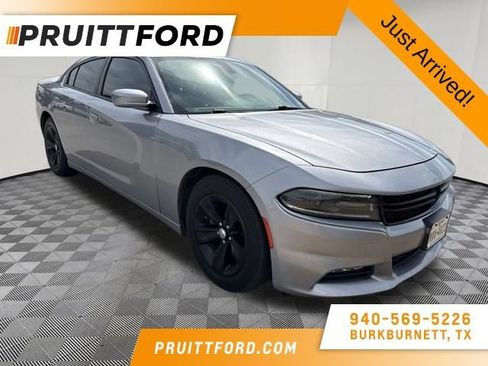Used 2017 Dodge Charger SXT RWD image 1