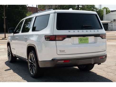 Used 2022 Jeep Wagoneer Series III w/ Premium Group I AWD/4WD image 6