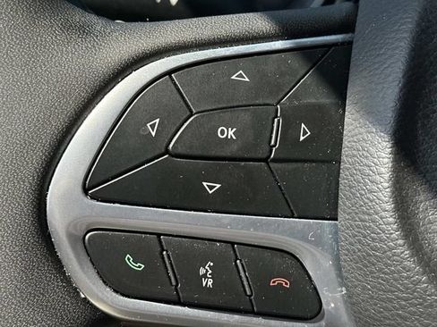 Used 2023 Chrysler Pacifica Touring-L FWD image 18