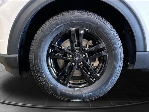 Used 2023 Ford Explorer XLT w/ Equipment Group 202A AWD/4WD image 11