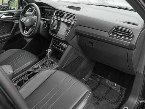 Certified 2024 Volkswagen Tiguan SE R-Line AWD/4WD image 30