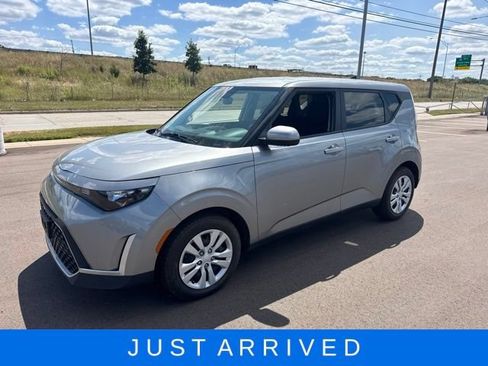 Used 2023 Kia Soul LX FWD image 1