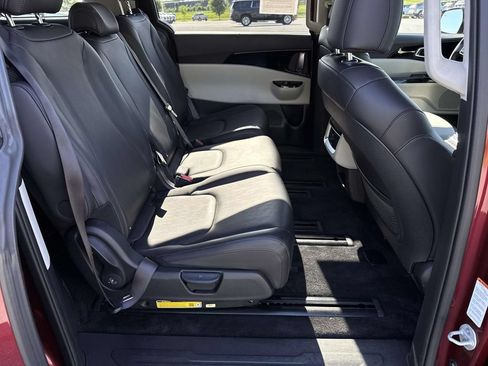 Used 2024 Kia Carnival EX FWD image 21