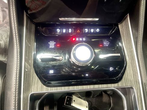 Used 2022 Jeep Wagoneer Series III w/ Premium Group I image 17