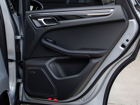 Certified 2026 Porsche Macan AWD/4WD image 39