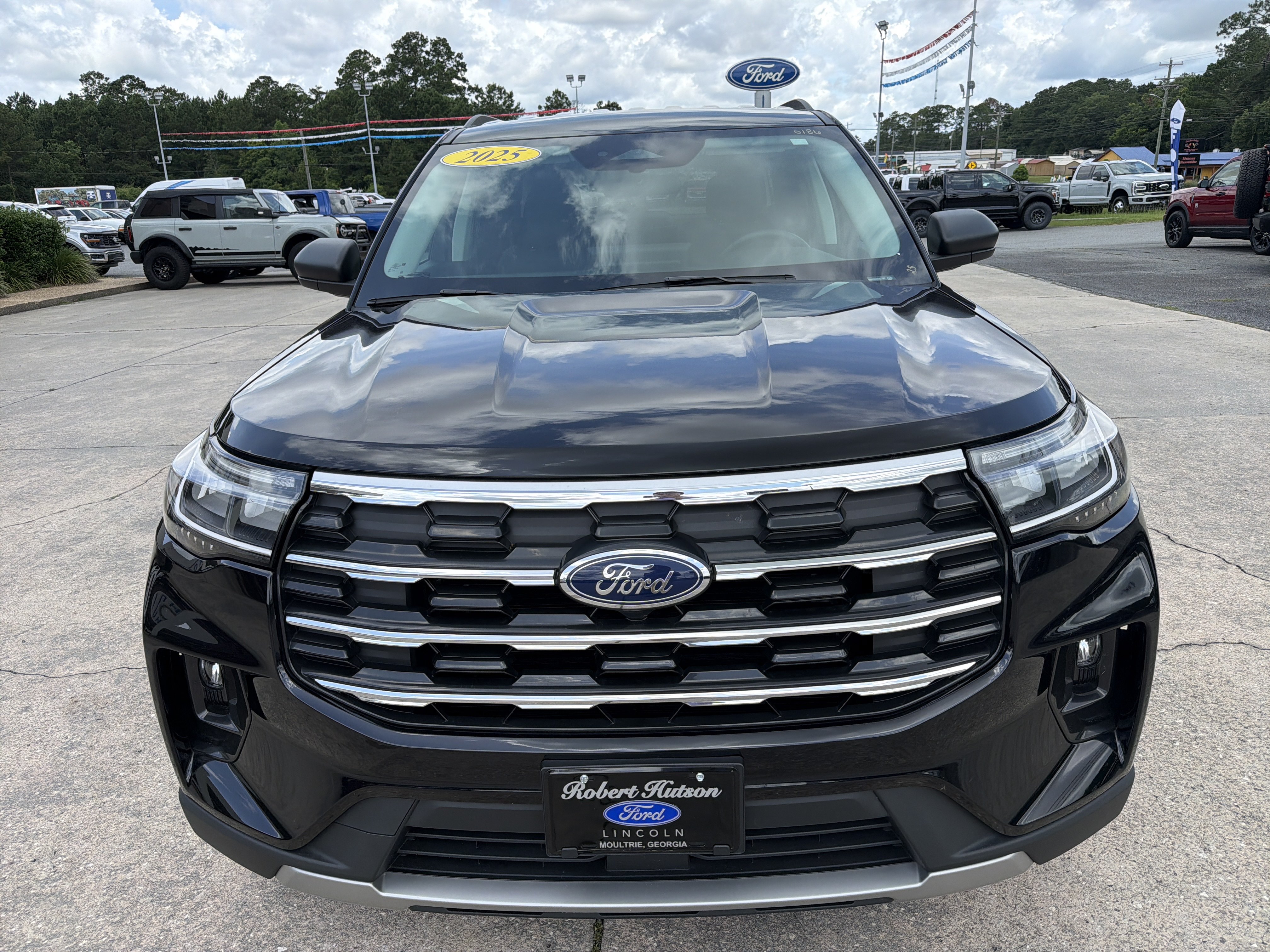 Used 2025 Ford Explorer Active w/ Active Comfort Package RWD image 3