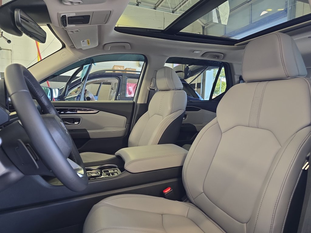 Used 2025 Honda Pilot Touring image 17