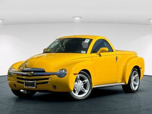 Used 2004 Chevrolet SSR w/ Preferred Equipment Group image 2