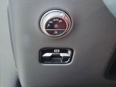 Used 2024 Mercedes-Benz GLC 300 4MATIC image 23