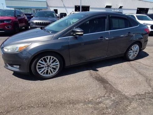 Used 2016 Ford Focus Titanium FWD image 4