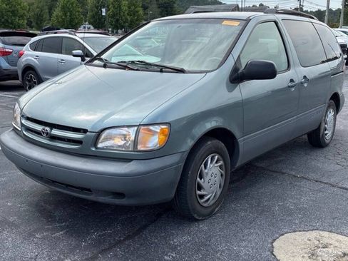 Used 2000 Toyota Sienna LE FWD image 2