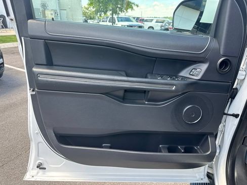 Used 2024 Ford Expedition XLT RWD image 9