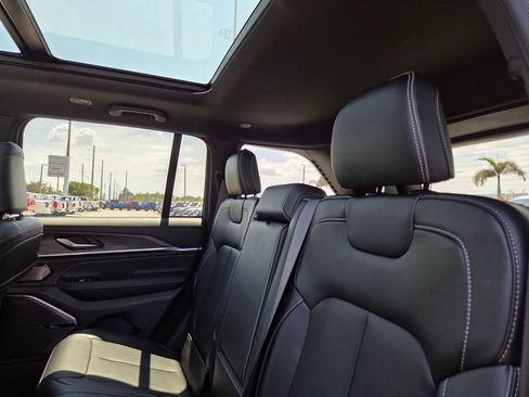 Used 2022 Jeep Grand Cherokee Overland RWD image 16