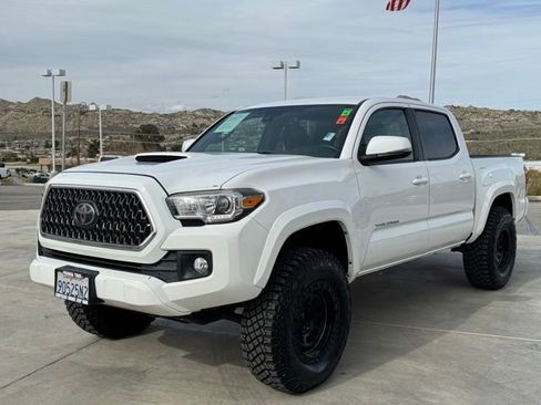 Used 2018 Toyota Tacoma TRD Sport image 7