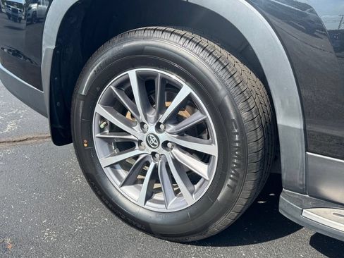 Used 2019 Toyota Highlander XLE FWD image 24