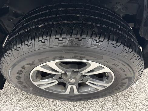 Used 2017 Toyota Tacoma TRD Sport image 26