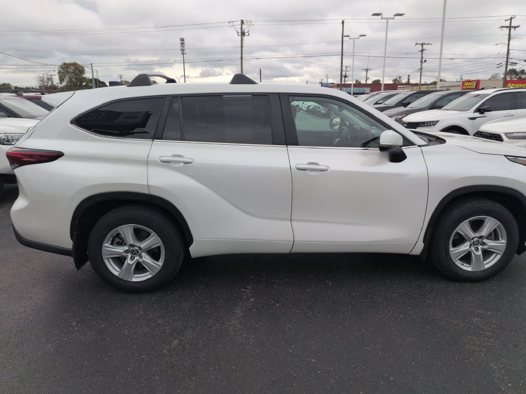 Used 2023 Toyota Highlander L FWD image 6