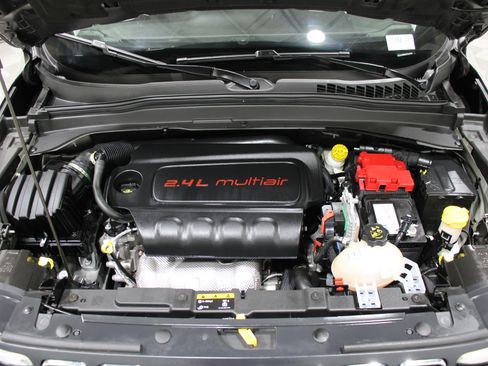 Used 2019 Jeep Renegade Latitude w/ Popular Equipment Group image 34