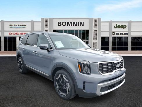 Used 2024 Kia Telluride S w/ S Sunroof Package image 2