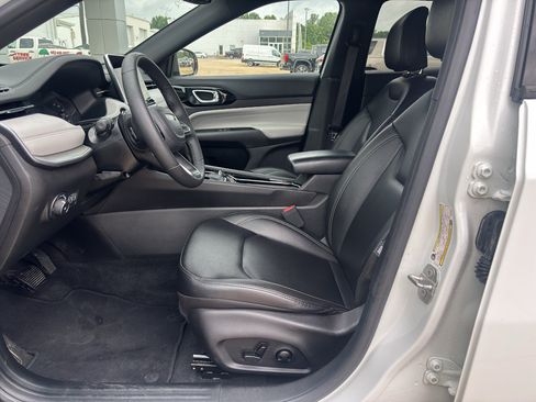 Used 2025 Jeep Compass Limited AWD/4WD image 9